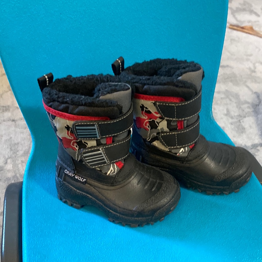 Gray Wolf black with red,grey and black pattern winter boots